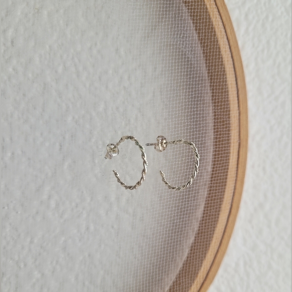 Simple Silver Twist Hoop Earrings Small Hoops - Picture 1 of 4